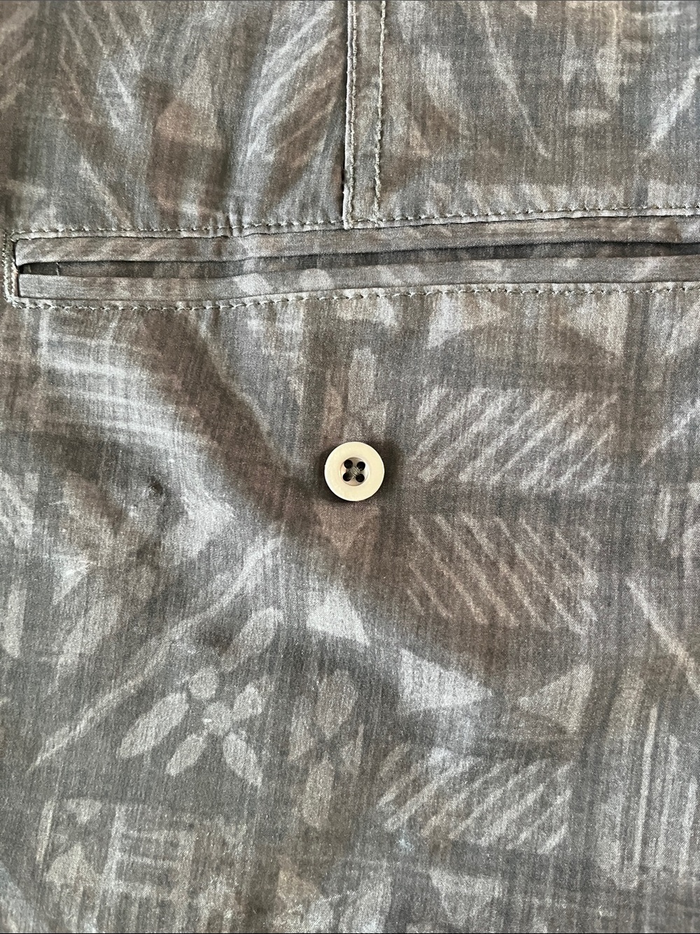 Crazy shirts brand, coconut poly/spandex gray/black patterned men shorts, golf - Picture 9 of 13
